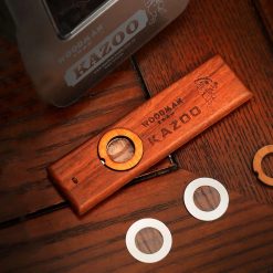 détails Kazoo en bois dans un étui en métal