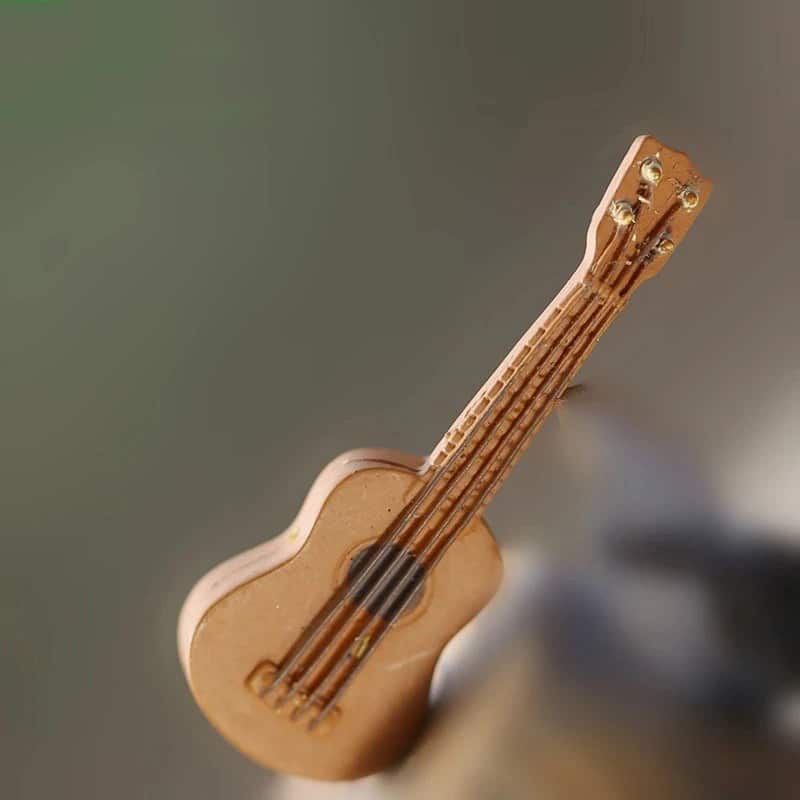 Chitarra acustica miniatura realistica in plastico