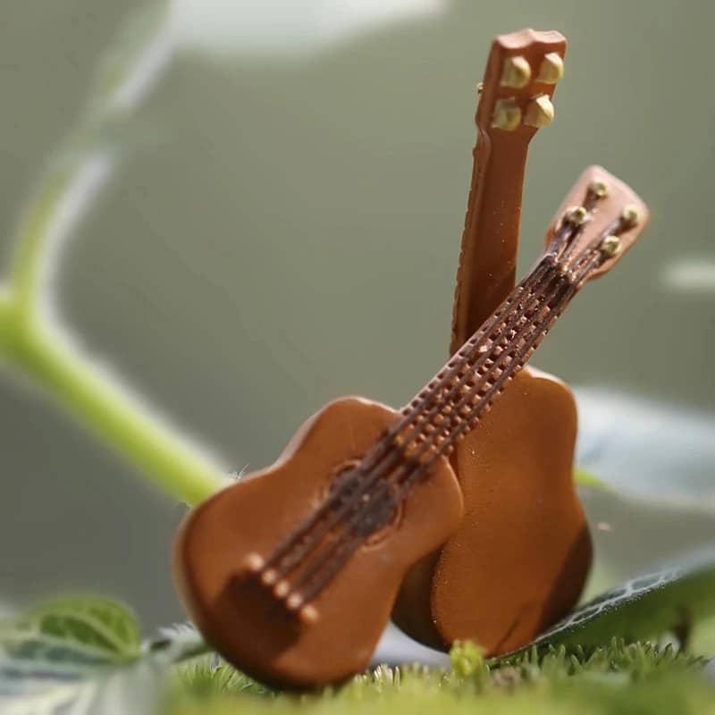 vista dettagliata di una miniatura di chitarra acustica realistica in plastica