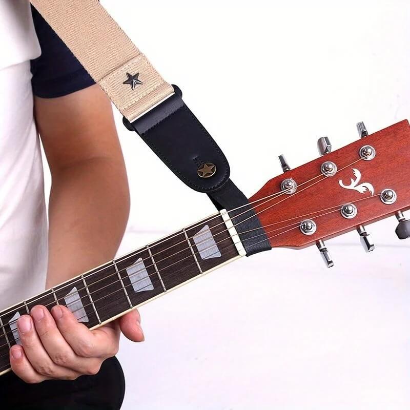 Visualizzazione dell'utilizzo del Supporto per tracolla di chitarra - Modello in vera pelle con motivo a stella