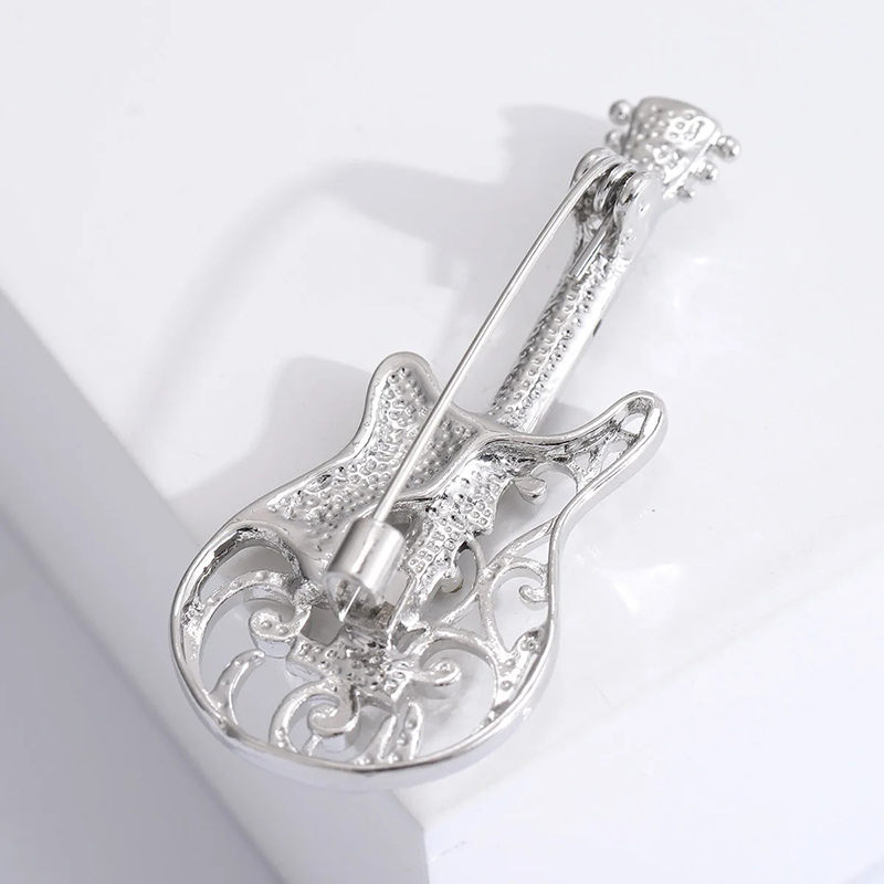 Spilla Chitarra Elettrica Design Vuoto con Motivo di Note Musicali e Strass colore Argento