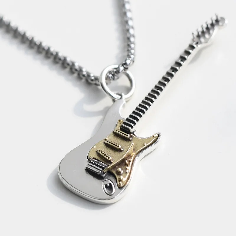 Detalles del Colgante de Guitarra Eléctrica en Plata y Oro