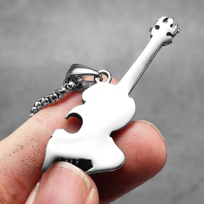 Cara trasera del colgante de guitarra de rock heavy metal con serpiente