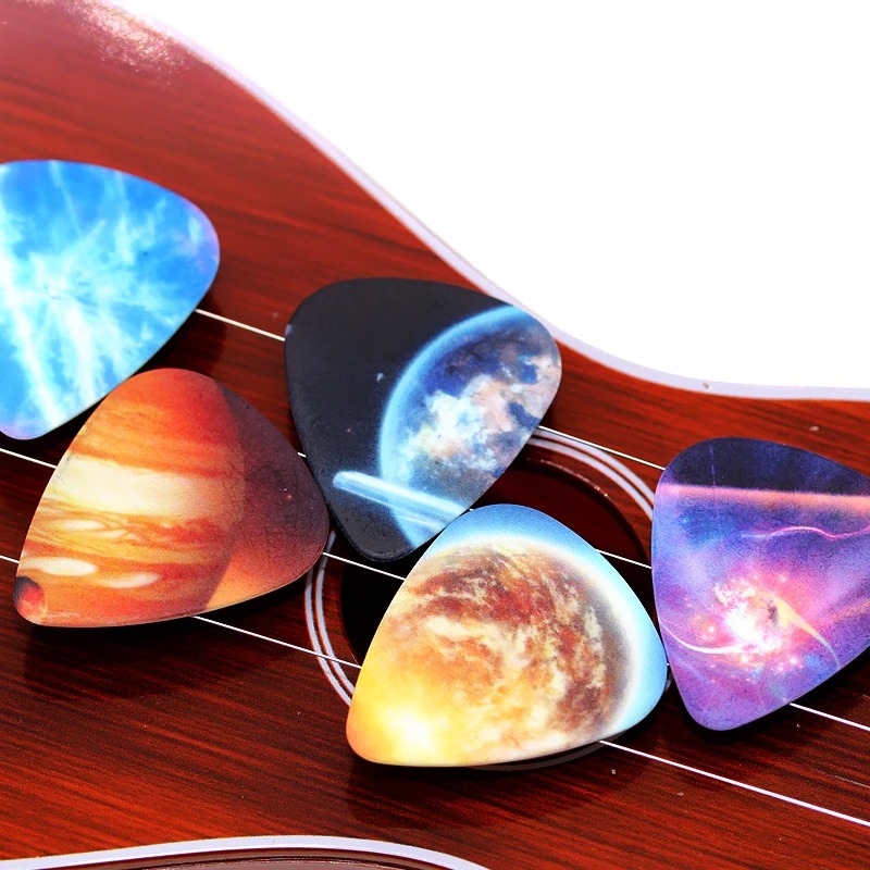 Dettagli dei motivi del Set di 10 plettri con motivi Universo, Spazio, Pianeta e stelle