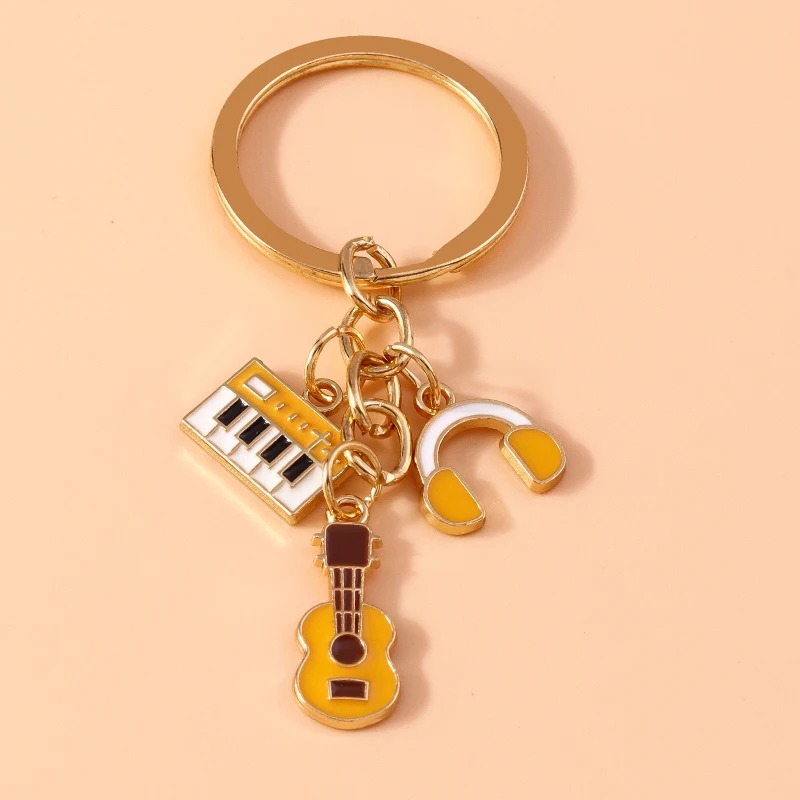Portachiavi a forma di chitarra e strumenti musicali in metallo di colore giallo