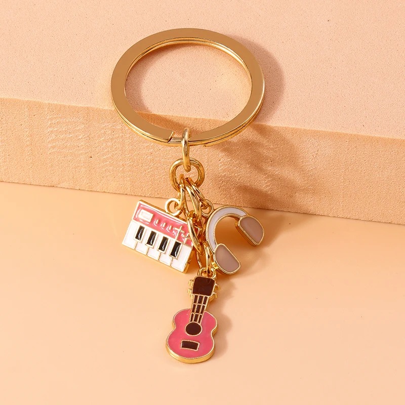 Portachiavi a forma di chitarra e strumenti musicali in metallo di colore rosa