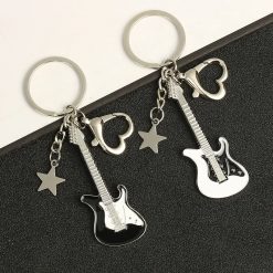 Portachiavi a forma di chitarra elettrica con ciondolo a stella e moschettone a forma di cuore