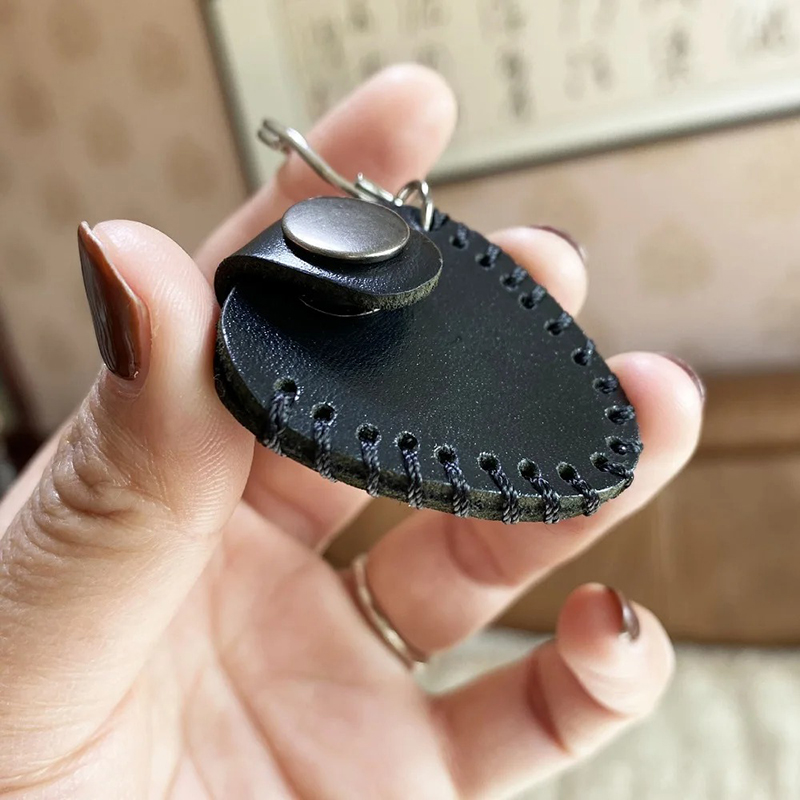 Detalles del llavero de guitarra en cuero auténtico con estuche para púas