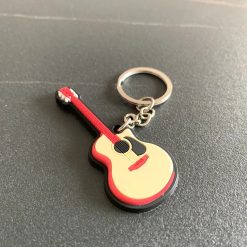 Portachiavi a forma di chitarra acustica in gomma morbida