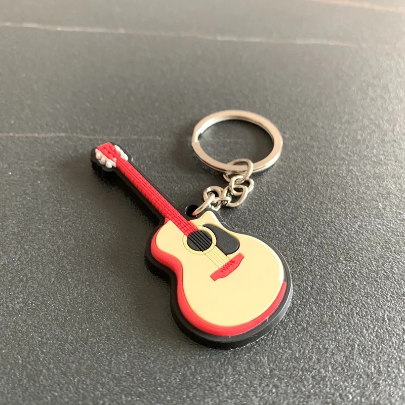 Portachiavi a forma di chitarra acustica in gomma morbida