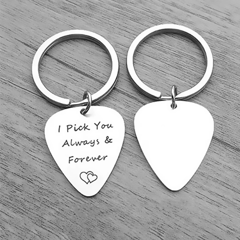 Recto e verso di un portachiavi plettro con messaggio d'amore