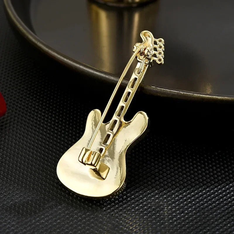 Vista trasera de la broche de guitarra eléctrica de nácar blanco