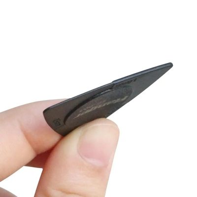 Vista lateral de púa de guitarra triangular con 3 espesores resistentes y antideslizantes