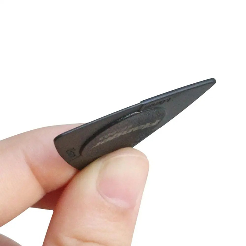 Vista lateral de púa de guitarra triangular con 3 espesores resistentes y antideslizantes
