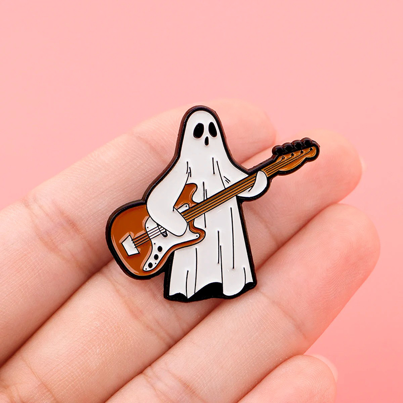 Magnífico Pin de Esmalte de un Pequeño Fantasma Tocando la Guitarra