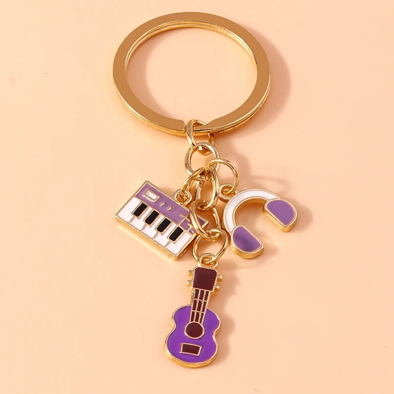 Portachiavi a forma di chitarra e strumenti musicali in metallo di colore viola