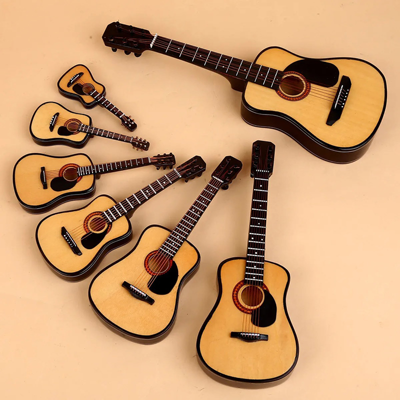 Diverse Dimensioni di Chitarra Miniatura Acustica con Custodia e Supporto per Chitarra - 3 Dimensioni - 5 Colori!