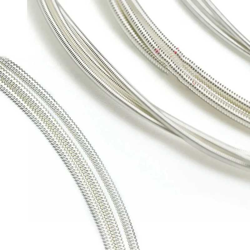 Vista dettagliata delle corde di una chitarra classica - Corde da concerto in nylon cristallo e carbonio per gli acuti, con un suono pieno ed equilibrato, confortevole al tatto