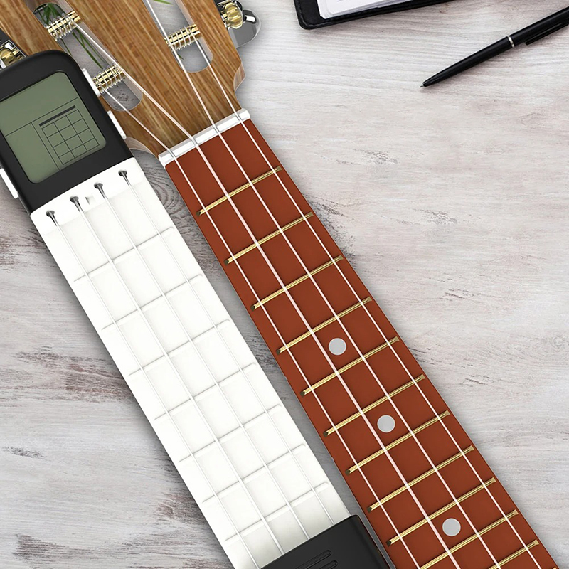 Dettagli Esercitatore di Accordi Ukulele "Pocket Uke" - Manico Retrattile con Metronomo e Schermo LCD di Colore Blu