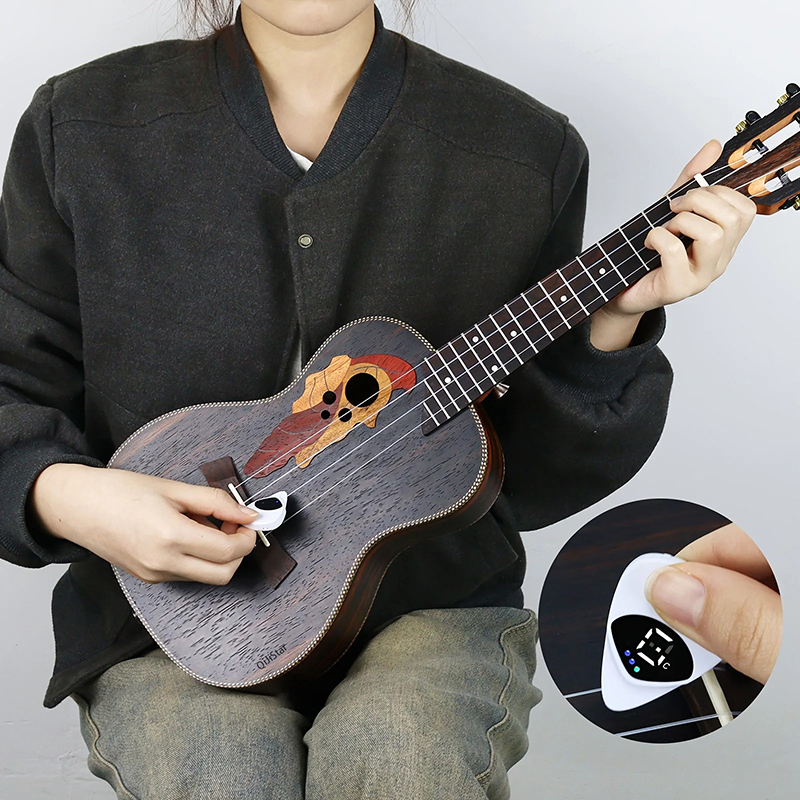 Vue détaillée Accordeur Médiator 2-en-1 – Tuner Tempérament 12 Tons pour Guitare & Ukulélé