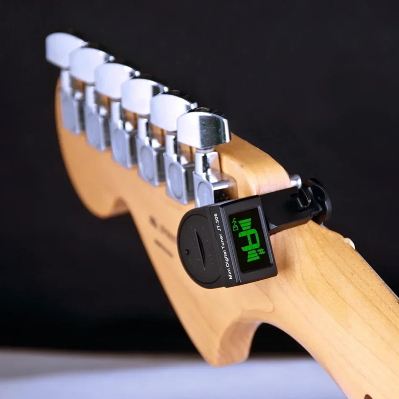 Panoramica generale dell'accordatore per chitarra digitale con schermo LCD e clip a pinza
