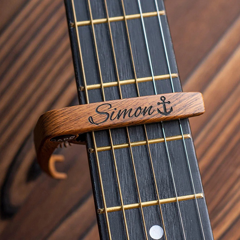 Capodastre Guitare Personnalisé Bois & Métal Gravure Nom + Symbole Offert