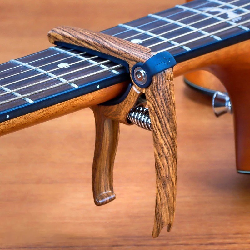 Capotasto per Chitarra a Molla - Metallo Ultra Resistente Stile Classico Colore Legno