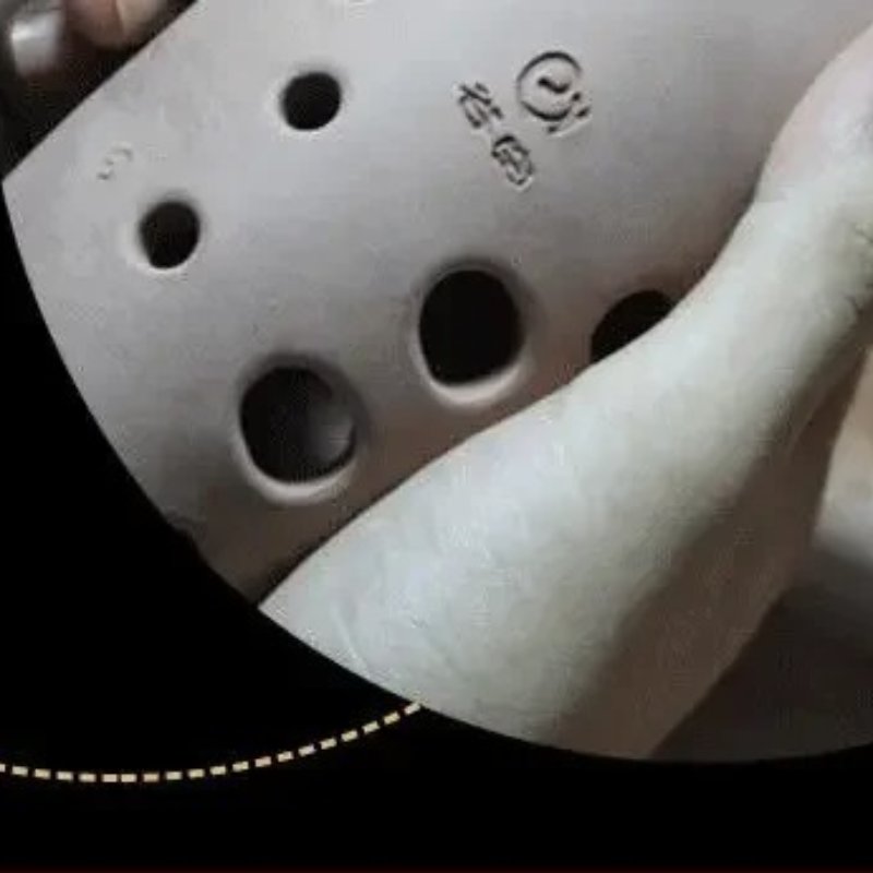 Dettagli del Xun in Ceramica a 10 Buchi (埙) Spirito della Terra - Doppia Cavità - Tono F o G