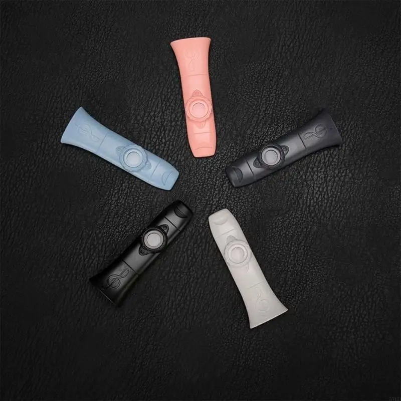 Musicista con Kazoo che Soffia in Modo Ludico Multicolore - 5 colori a scelta!