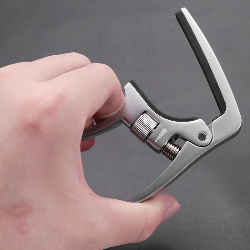 Vista lateral de la cejilla de guitarra modelo Trigger Pro - ¡Tensión ajustable!