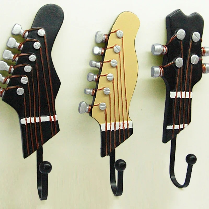 Murale all'uncinetto di una chitarra, appendiabiti a forma di testa di manico, stile Rock'n'Roll