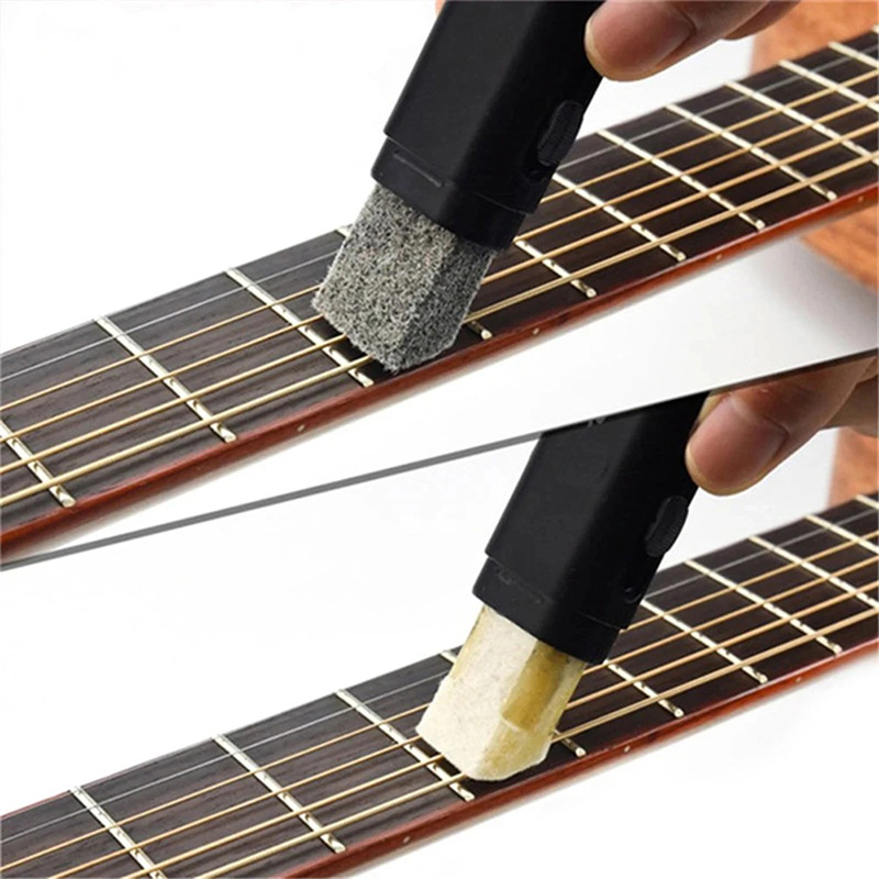 Dettagli Spazzola e Pulitore per Corde di Chitarra - Strumento di Manutenzione 2-in-1