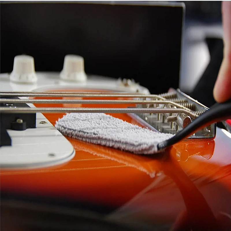 vista frontale Spazzola e Pulitore per Corde di Chitarra - Strumento di Manutenzione 2-in-1