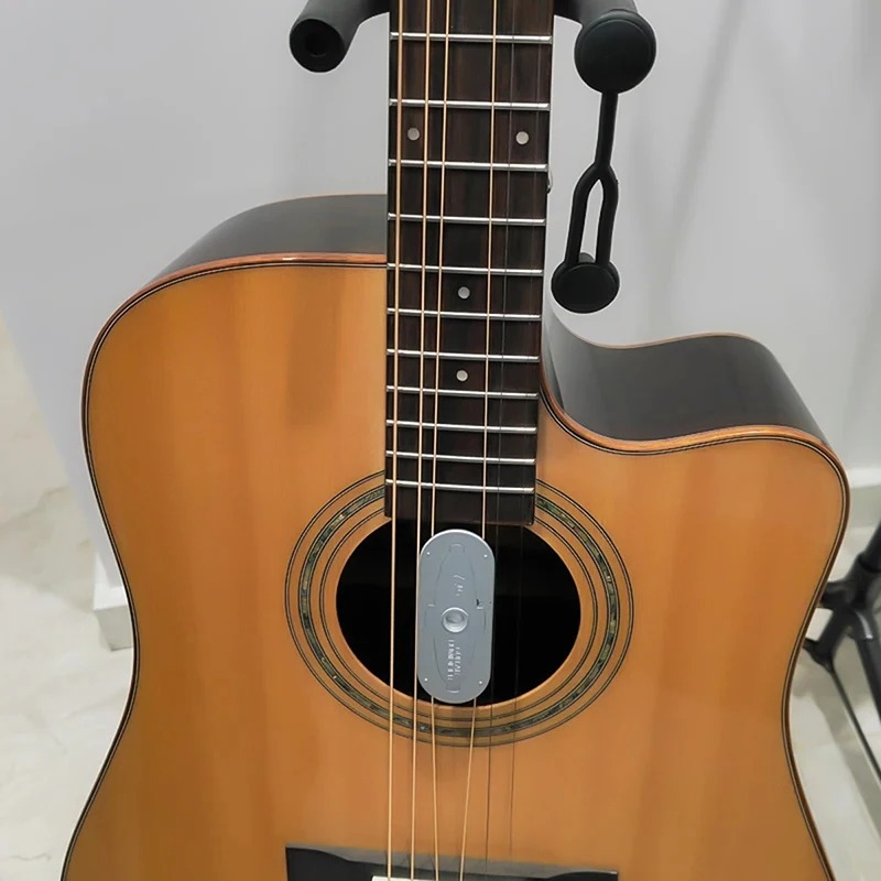 vista frontale dell'Umidificatore a Sospensione per Rosetta di Chitarra Acustica