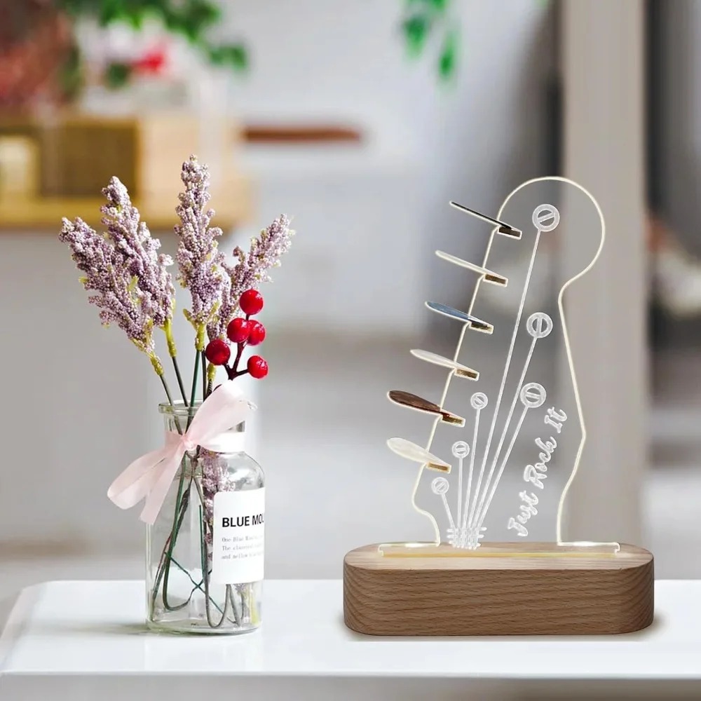 Magnifica Luce Notturna LED a forma di Chitarra Just Rock It con Supporto Luminoso per Plettri e Base in Legno
