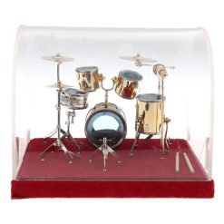 vista frontale di una miniatura di batteria sotto una campana del Drummer's Hall of Fame