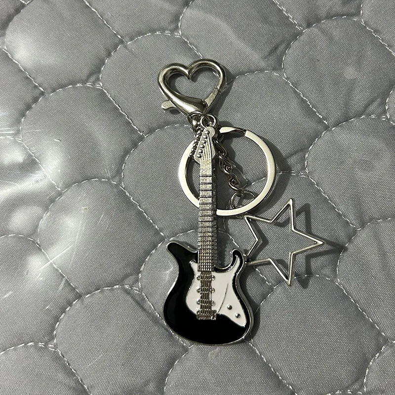 Porte-clés guitare électrique - breloques star et mousquetons cœur - modèle Noir