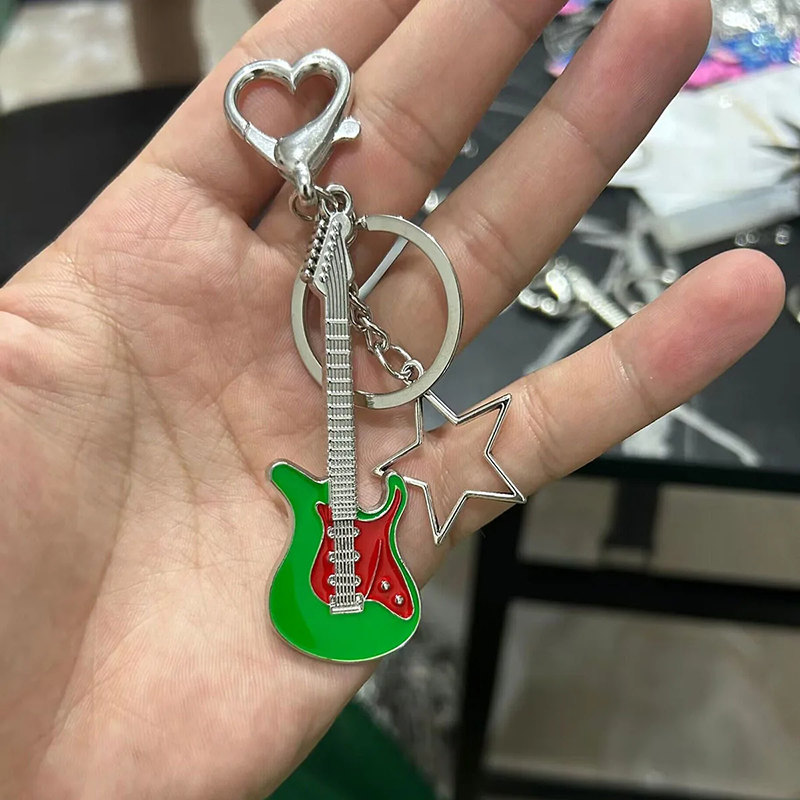 Porte-clés guitare électrique - breloques star et mousquetons cœur - modèle Vert