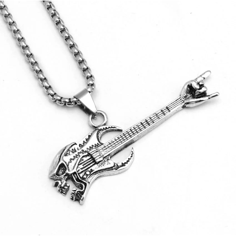 Un pendentif tête de mort rockers rebelles