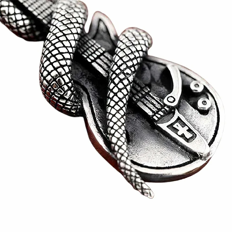 détails Collier pendentif guitare et serpent