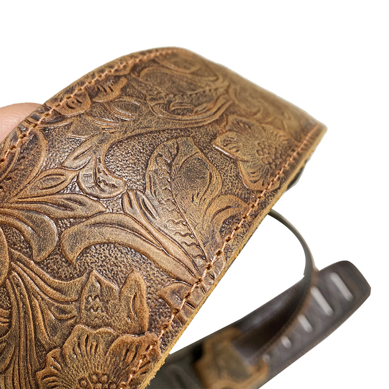 détails sangle guitare en cuir marron gaufré pour guitare folk