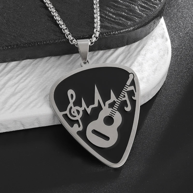 vus détaillée du gros pendentif médiator en métal