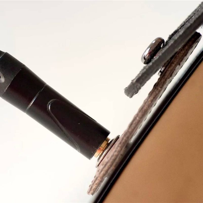 Vue côté de l'Adaptateur Jack de Sangle Guitare “Straplink Cuir Nomade