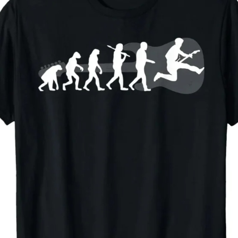 Gros plan du motif du t-shirt L'Évolution Ultime : silhouettes de l'évolution de l'homme jusqu'au guitariste