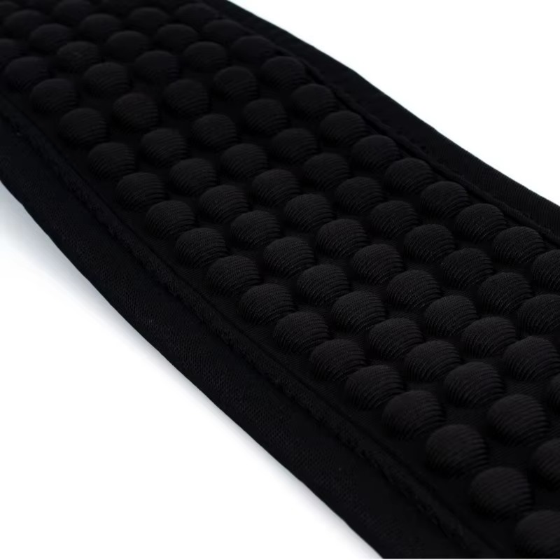 Gros plan du rembourrage à picots en relief de l'épaulière de la sangle Black Cushion